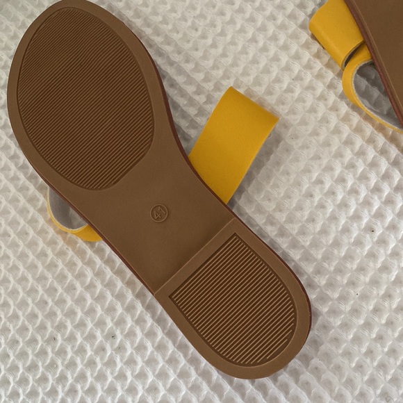 Yellow sandal - Picture 3 of 3